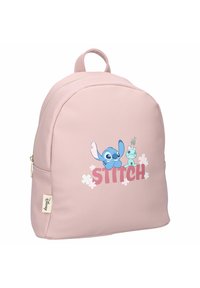 Rosa ryggsäck med en slät yta, rund form och en grafik av Stitch samt en liten grön karaktär med ordet "STITCH" i fetstil.