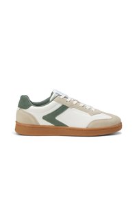 Zapatillas blancas y beige con acentos de ante verde, punta redonda, suela de goma y diseño de cordones. Presentan un acabado texturizado y detalle del logo.