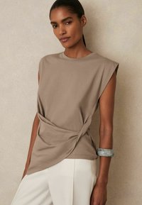 Reiss REGULAR FIT - DRAPE - T-shirts print - taupe neutral