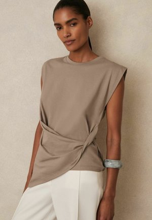 REGULAR FIT - DRAPE - Nyomott mintás póló - taupe neutral