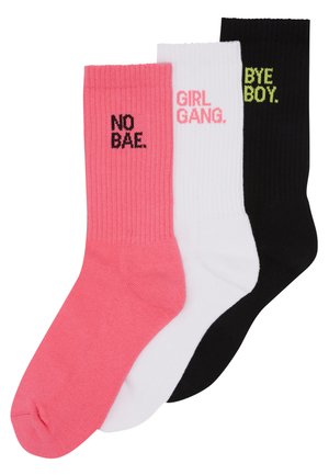 Tre par med bomull crew sokker: rosa med "NO BAE," hvit med "GIRL GANG," og svart med "BYE BOY" i kontrastfarge. Ribbete tekstur.