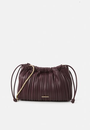 Sac à main en cuir plissé violet foncé avec cordon et détail chaîne dorée sur fond blanc.