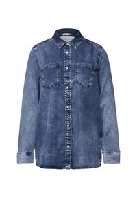 Camicia in denim con colletto classico, maniche lunghe e due tasche sul petto. Il materiale è di un blu medio con sfumature più chiare e cuciture bianche.