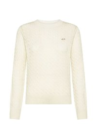 Maglione a trecce crema con maniche lunghe, collo rotondo e un piccolo logo sul lato sinistro. Presenta un aspetto testurizzato e accogliente.