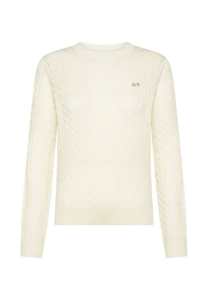 Maglione a trecce crema con maniche lunghe, collo rotondo e un piccolo logo sul lato sinistro. Presenta un aspetto testurizzato e accogliente.