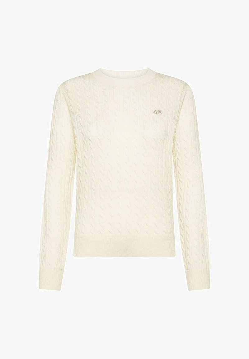 Maglione a trecce crema con maniche lunghe, collo rotondo e un piccolo logo sul lato sinistro. Presenta un aspetto testurizzato e accogliente.