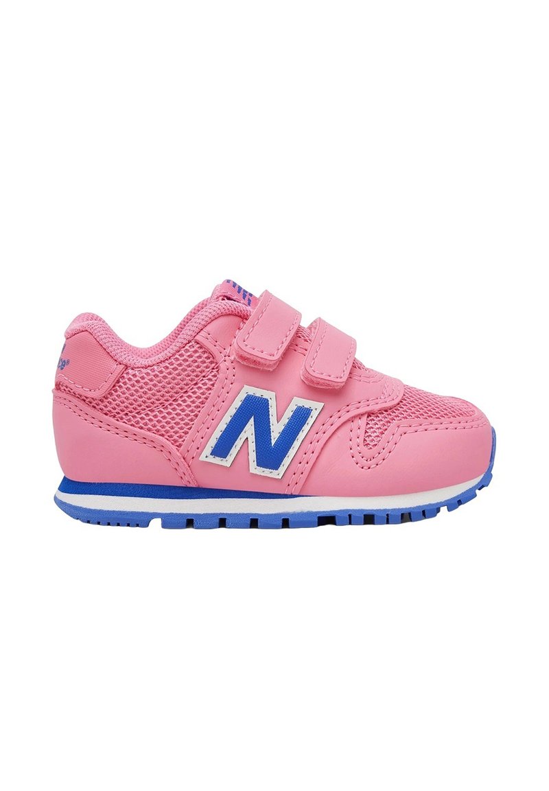 Różowe sneakersy z siateczkowych i syntetycznych materiałów, z dwoma paskami na rzepy i niebieskim akcentem logo. Białe i niebieskie podeszwy.