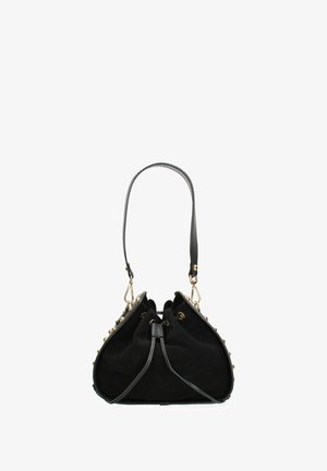 Borsa a mano in suede nero con chiusura a coulisse, borchie dorate sui lati e tracolla in pelle nera. Texture liscia e forma strutturata.