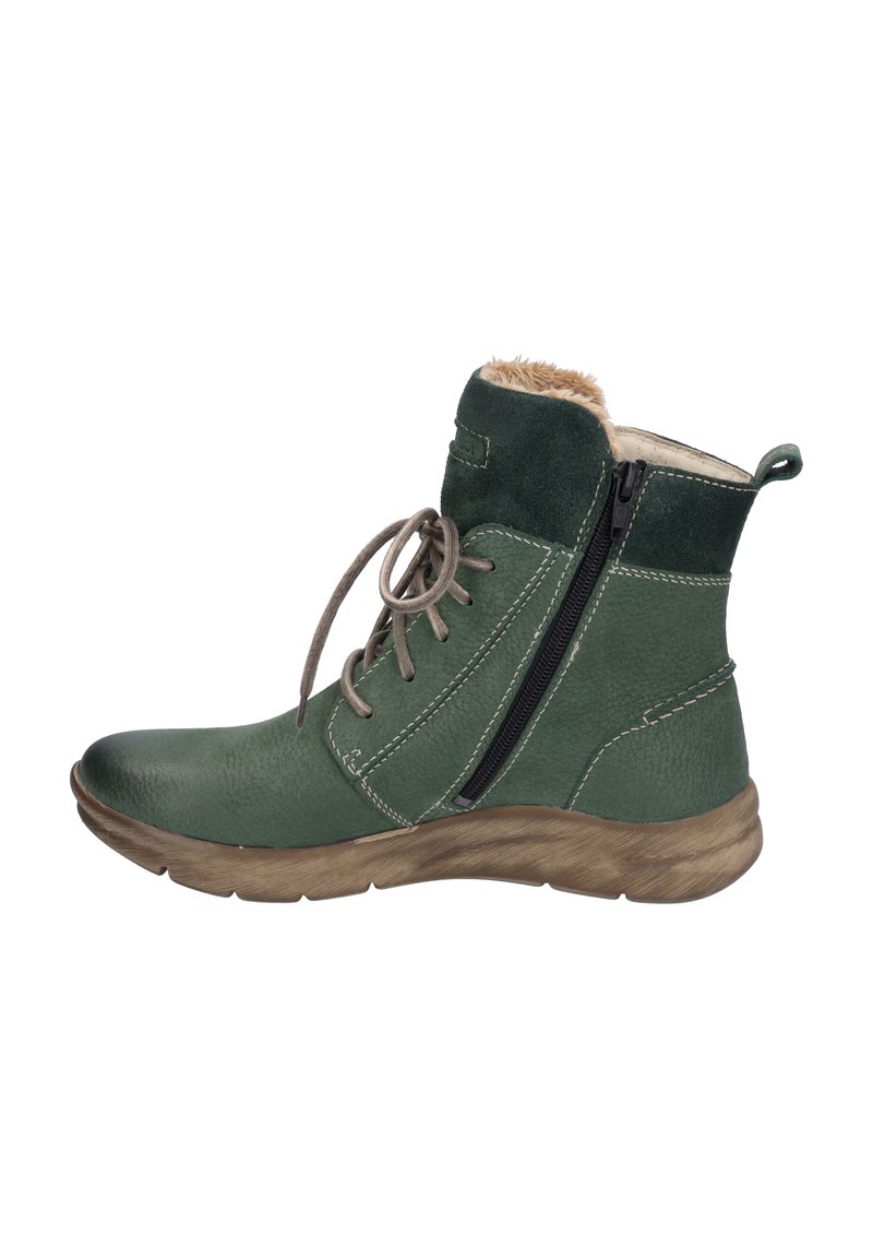 Bottine en cuir vert avec un laçage à l'avant, doublure en fausse fourrure, fermeture éclair sur le côté et semelle en caoutchouc texturé. Présente des détails de couture contrastants.