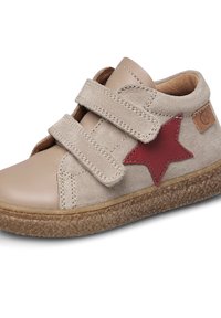 Baskets en suède et cuir beige avec deux bandes Velcro, accent étoile rouge et semelle en caoutchouc texturé. Design à bout rond avec des détails cousus.