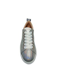 Iridescente grijze sneaker met witte veters, ronde neus, gladde textuur en een comfortabel binnenwerk. Heeft een zwart trekbandje bij de hiel.