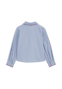 Modernej modro-bele navpične črtaste majice z dolgimi rokavi s zapognjenimi manšetami na gumbe in vijoličnimi dekorativnimi obrobami na ovratniku in manšetah, prikazano od zadaj.