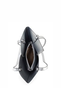 Zwarte leren tote bag met zilverkleurige hardware, een ritsvak aan de binnenzijde en gestructureerde handvatten. De open bovenkant onthult een bruine voering.