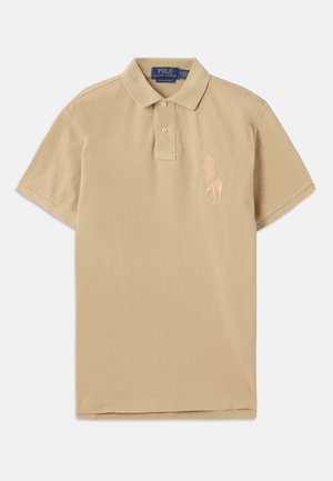 Beige poloshirt met een klassieke kraag, twee knopen en een geborduurd logo op de linkerkant van de borst, gemaakt van zacht katoen.