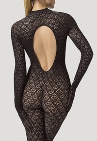 Zwart kanten bodysuit met lange mouwen, open rugontwerp, ingewikkeld schelppatroon en een aansluitende pasvorm, die de gestructureerde stof benadrukt.