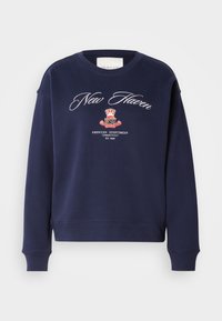 Granatowy dres wykonany z miękkiego materiału, z okrągłym dekoltem, długimi rękawami i haftowanym logo z napisem "New Haven" oraz herbem z przodu.