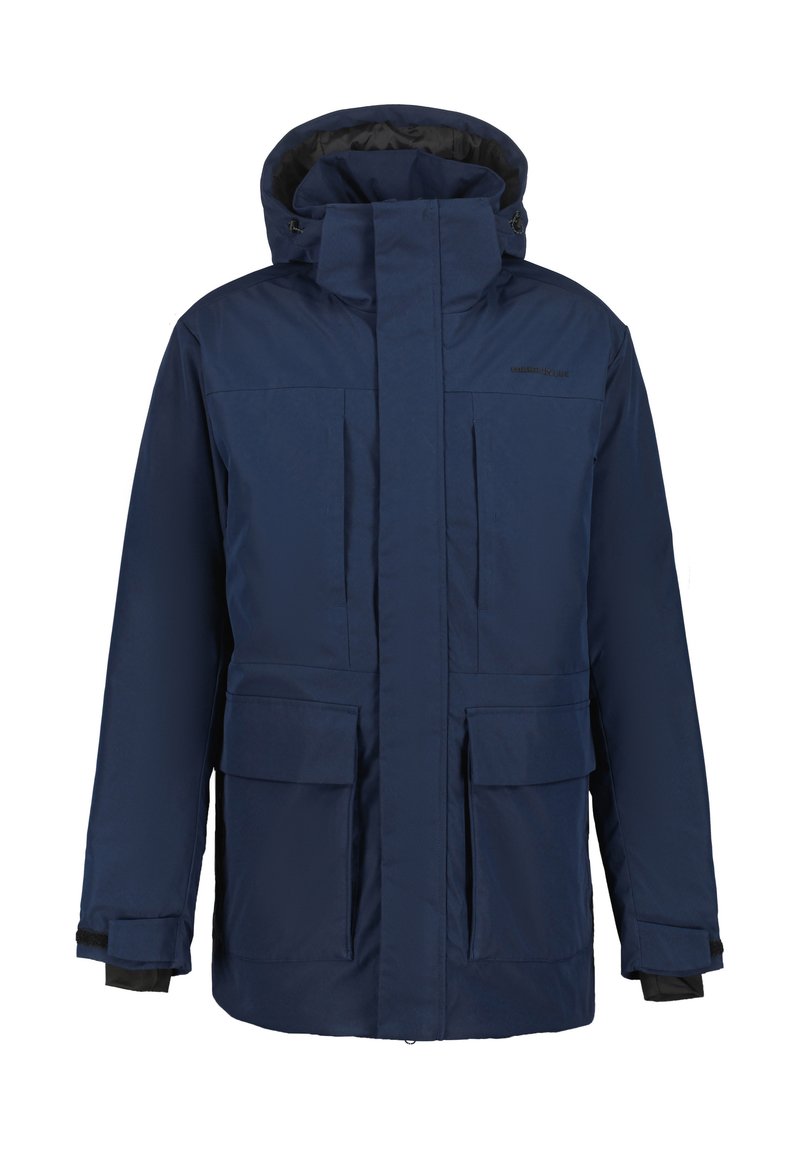 Giacca invernale isolata blu navy con cappuccio, zip frontale completa, due tasche sul petto e due tasche inferiori con pattina, e polsini regolabili.