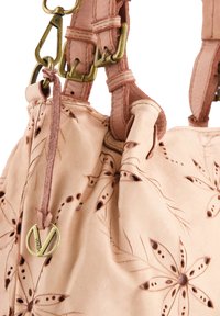 Rosa Lederhandtasche mit floralen Ausschnitten und einem goldfarbenen Logo-Detail. Sie verfügt über stabile Beschläge und verstellbare Träger für vielseitige Tragmöglichkeiten.