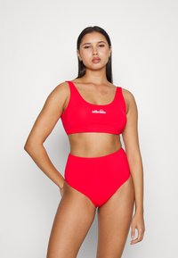 Conjunto de biquíni vermelho de cintura alta com parte de cima de decote arredondado. Feito de tecido suave, apresenta um logo no peito e um design simples e elegante.
