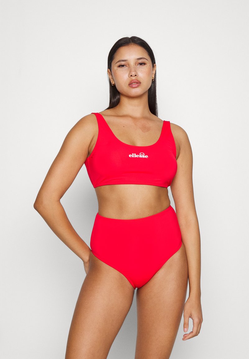 Conjunto de biquíni vermelho de cintura alta com parte de cima de decote arredondado. Feito de tecido suave, apresenta um logo no peito e um design simples e elegante.