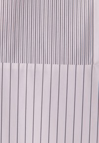 Tessuto di cotone di colore rosa chiaro con strisce bianche verticali; presenta dettagli blu e grigi fini; superficie liscia e finitura leggermente lucida.