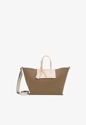 Bolso tote grande bicolor en marrón y beige con asas cortas, una correa de hombro desmontable y un adorno de etiqueta frontal sobre fondo blanco.