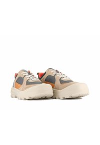 Zapatillas beige y gris con acentos naranjas, materiales de ante texturizado y malla, suelas de goma gruesas y cordones tradicionales.