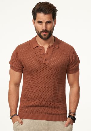 Braunes, gestricktes Poloshirt mit kurzen Ärmeln, das ein strukturiertes Muster, eine Zwei-Knopfleiste sowie gerippte Abschlüsse an den Ärmeln und am Saum aufweist.