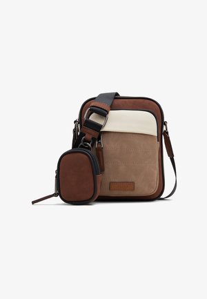 Bruine en beige schoudertas met voorvak, afneembaar klein tasje en verstelbare zwarte riem met metalen gesp.