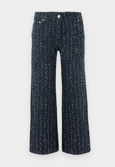 Pantalon large bleu marine texturé avec de subtiles taches blanches, fermeture à boutons sur le devant et poches avant avec rivets métalliques.