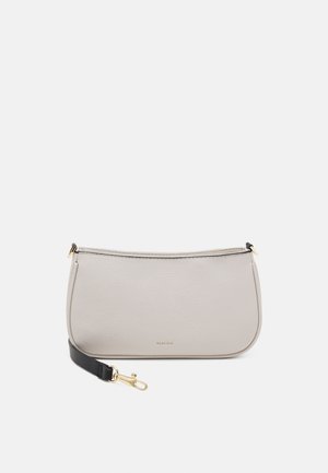 Sac bandoulière en cuir gris à texture lisse, forme arrondie, bandoulière noire et détails en métal doré. Fermeture zippée en haut.