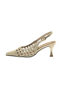 Tacco slingback dorato intrecciato con punta affusolata, caratterizzato da motivi intagliati, tacco sottile e cinturino regolabile. Texture liscia.