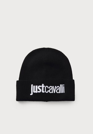 Czarna dziana czapka typu beanie o ryflowanej fakturze, z wyraźnym białym haftowanym logo "Justcavalli" na złożonym mankiecie.