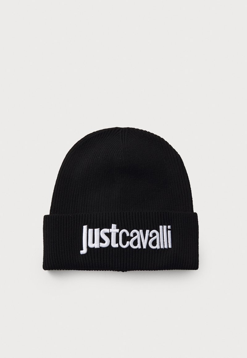 Črna pletena kapa z rebričasto teksturo, ki ima na zavihanem robu drzno belo vezeno logotip "Justcavalli".
