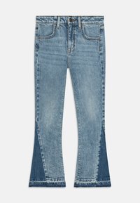 Jeans de campana de color azul claro con un lavado desvaído, que cuentan con un panel de contraste de denim más oscuro en el dobladillo y los bolsillos, rematados con un botón de latón.