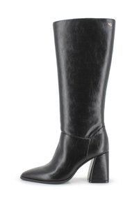 Bota de cuero negra hasta la rodilla con punta afilada y tacón cuadrado, que presenta un pequeño logo metálico de la marca cerca del borde superior.