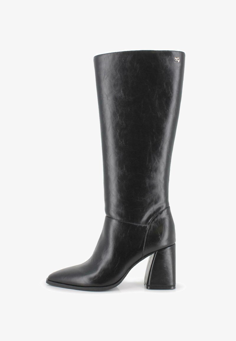 Bota de cuero negra hasta la rodilla con punta afilada y tacón cuadrado, que presenta un pequeño logo metálico de la marca cerca del borde superior.