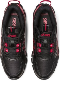 Scarpe da ginnastica nere con accenti rossi, tomaia in mesh testurizzato, colletto imbottito e un sistema di allacciatura distintivo. Logo ASICS sulla linguetta.