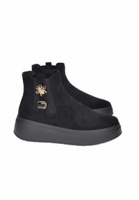Stivaletti neri in suede alla caviglia con suola nera spessa, caratterizzati da un'ape dorata e dettagli di strass sul lato e pannelli elastici laterali.