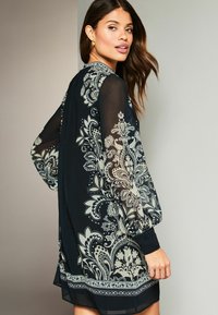 Lipsy PLACEMENT PRINTED REGULAR FIT - Freizeitkleid - black white