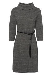 Robe en chevrons grise avec un col drapé, des manches trois-quarts et une ceinture noire soulignant la taille. Texture lisse, longueur genou.