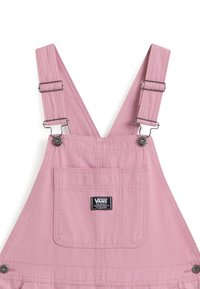 Roze katoenen tuinbroeken met verstelbare schouderbanden en metalen hardware, met een frontzak en een logo-opdruk op de borst.