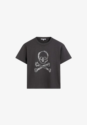 Camiseta negra de manga corta con diseño de calavera y tibias cruzadas en blanco, hecho de texto repetido "Scalpers" en la parte delantera.