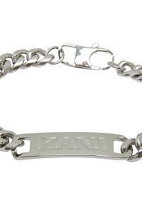Sidabrinis metalinis apyrankė su tarpusavyje susipynusiomis grandinėmis ir plokščiu, graviruotu paviršiumi su "KANI" logotipu. Sukurta su saugiu užsegimu - omaru.