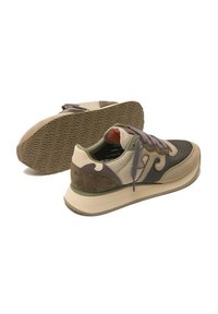 Sneakers caratterizzati da un mix di pelle beige e camoscio verde oliva, con lacci grigi, una suola texturizzata e un dettaglio con logo sul lato.