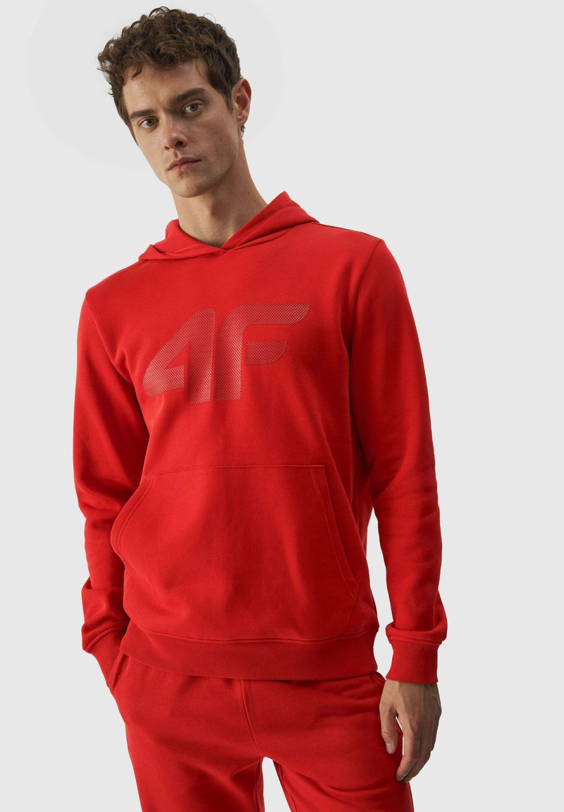 Sudadera con capucha roja con un gran logo reflectante "4F". Cuenta con un bolsillo delantero y puños acanalados, hecha de una tela suave y suave.