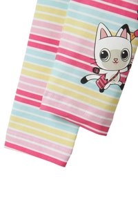 Gestreept kinder t-shirt met korte mouwen in pastelroze, blauw en geel. Met een cartoon kat grafiek met een roze tas. Gemaakt van zachte katoen.