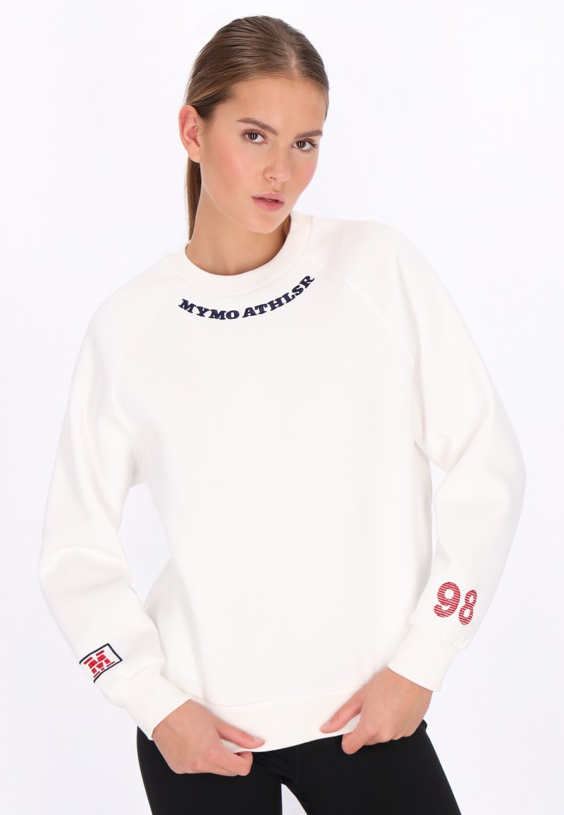 Weißer Pullover mit rundem Ausschnitt, "MYMO ATHLTR"-Schriftzug, roter "98"-Aufdruck am Ärmel und gerippten Bündchen. Weicher Stoff mit glatter Textur.