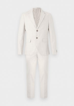 Weißes Herren-Sakko mit zwei Knöpfen und passenden Hosen, mit Klappentaschen und Kerb-Revers, vor neutralem Hintergrund dargestellt.