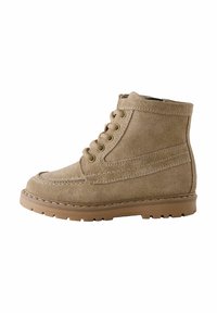 Suede enkellaarsjes in lichtbeige met een ronde neus, vetersluiting aan de voorkant en zichtbare stiksels aan de zijkanten. Rubberen zool voor grip.